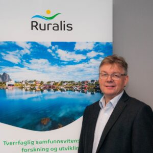 Direktør Harald A. Lein foran ny roll-up med RURALIS