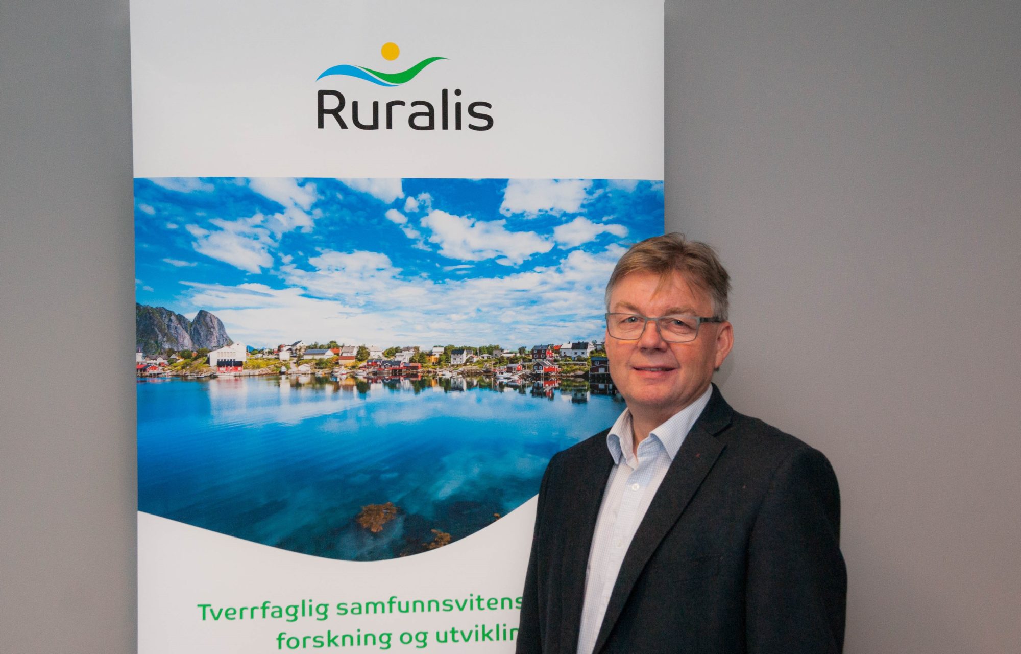 Direktør Harald A. Lein foran ny roll-up med RURALIS