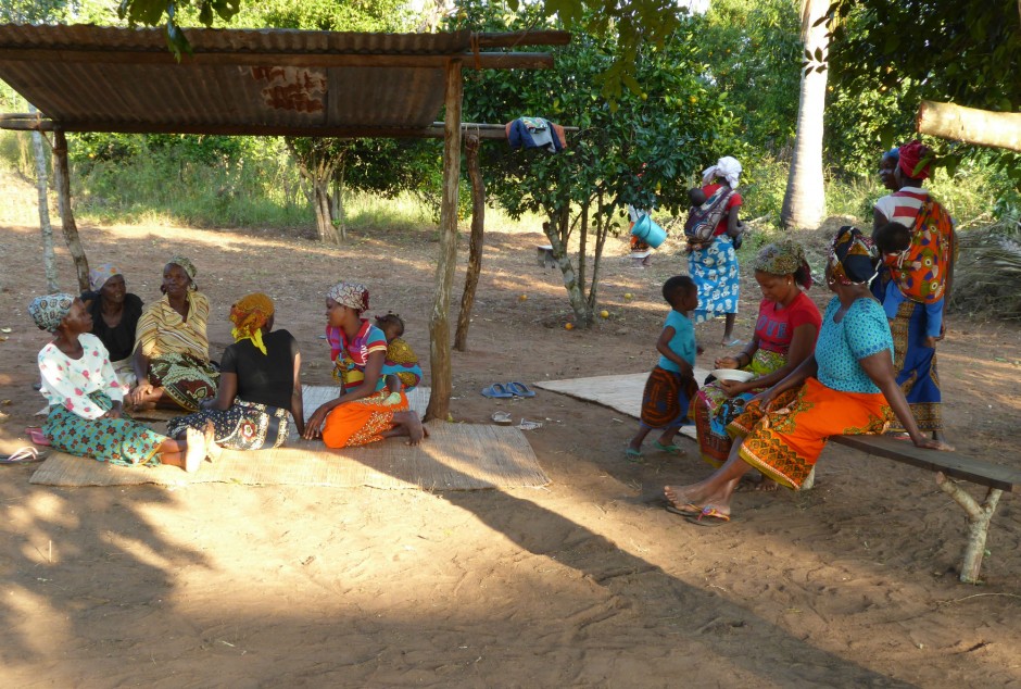 I fruktsesongen står kvinnene i Mosambik for mesteparten av husarbeidet, og de trenger ofte hjelp av barna. Jenter tas oftere ut av skolen enn gutter for å hjelpe til hjemme. – Dersom kvinnene får ansvar for ny teknologi, i tillegg til deres andre arbeidsoppgaver, er det en risiko for at flere jenter tas ut av skolen. Vi må forsikre oss om at ny teknologi ikke fører til at jenters arbeidskraft blir så viktig at de tas ut av skolen, sier Otte.
