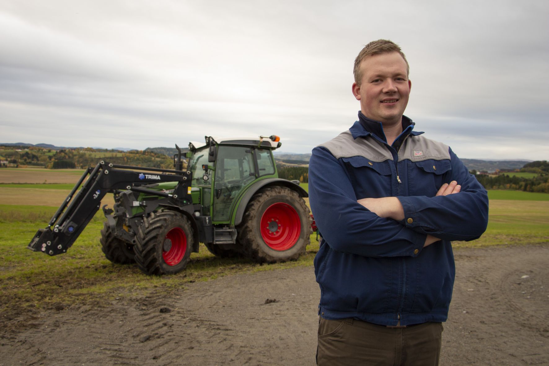 Oddvar Arne Austad: Gårdbruker Oddvar Arne Austad fra Sparbu låner gjerne bort traktoren sin til biodrivstoff-forsøket. (Foto: Rolf Magnus W. Sæther)