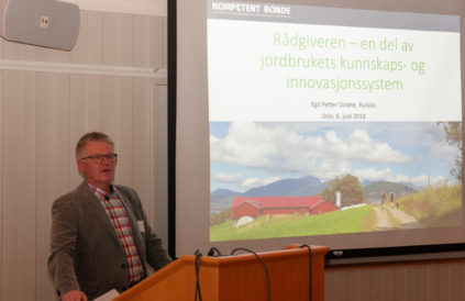 Egil Petter holder innlegg på avslutningsseminar for Kompetent bonde