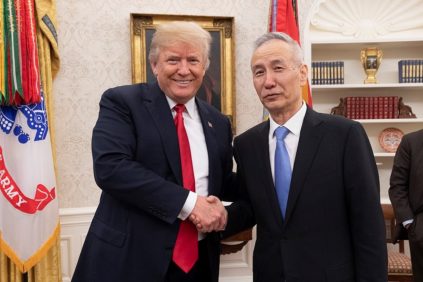 Bildet, Wikicommons: President Trump talks trade with the Vice Premier of the People's Republic of China, Liu He, 2018