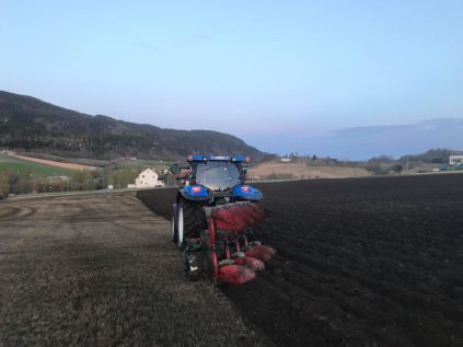 traktor pløyer dyrka mark