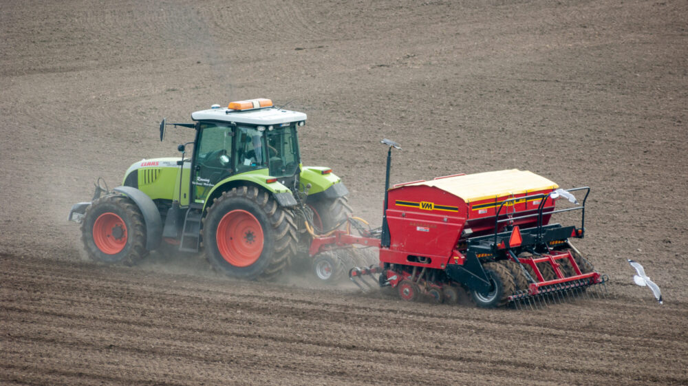 Traktor sår korn