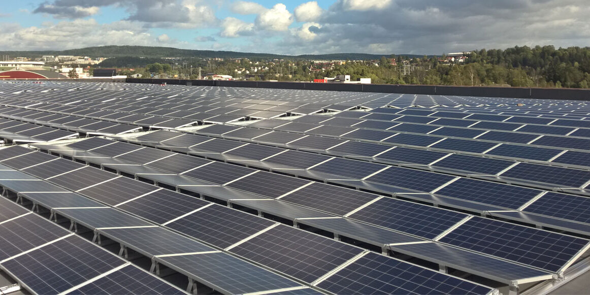 Solcellepanel dekker hele taket til Askos fryselager Foto: Asko