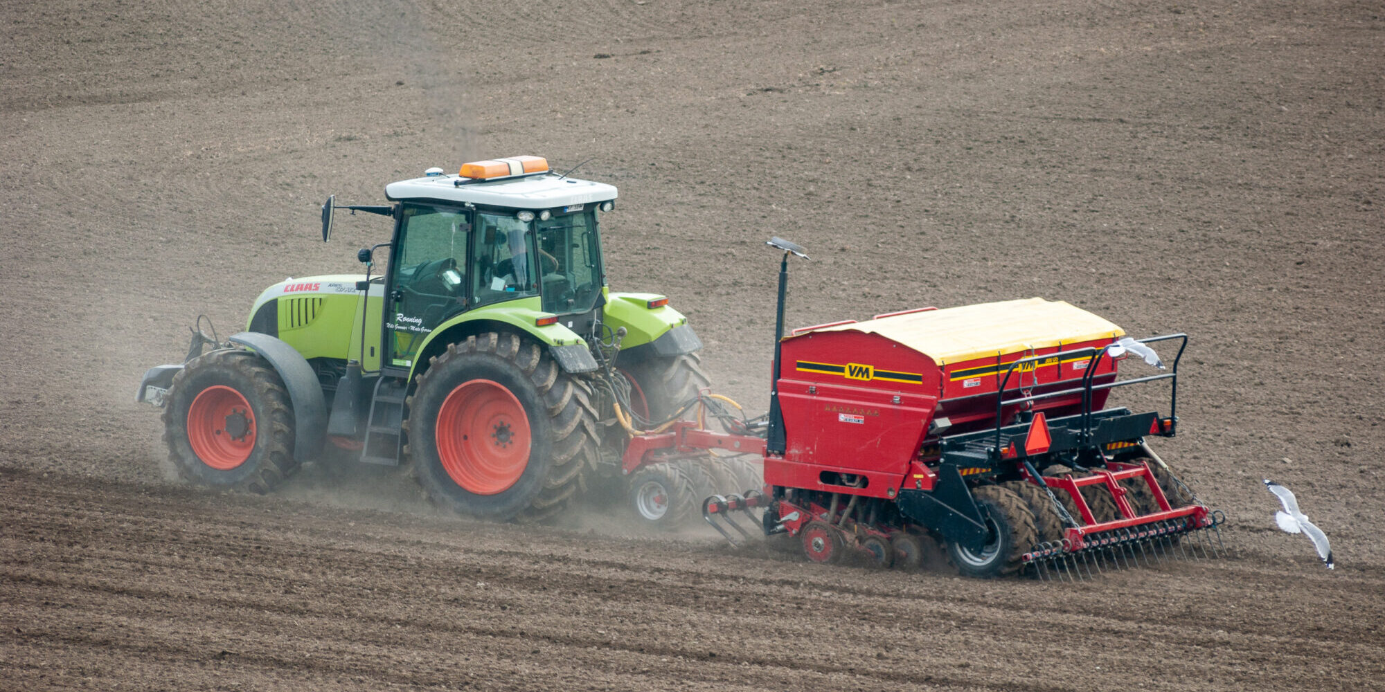 Traktor sår korn